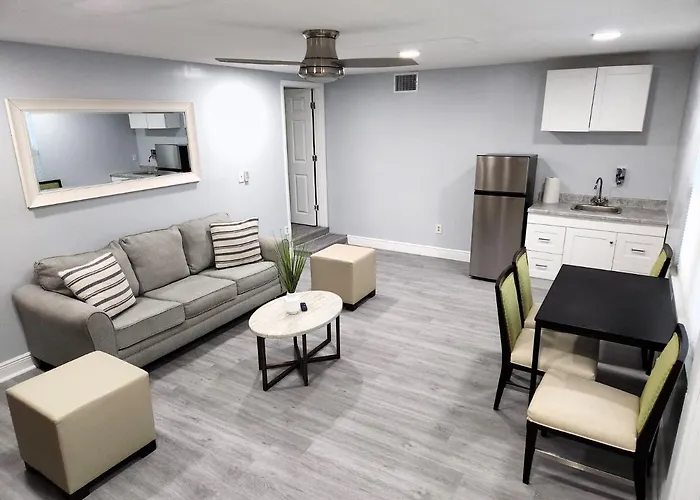 Cheerful Super Suite + 2 Queen + Sofa Bed Minutes From The Airport!
