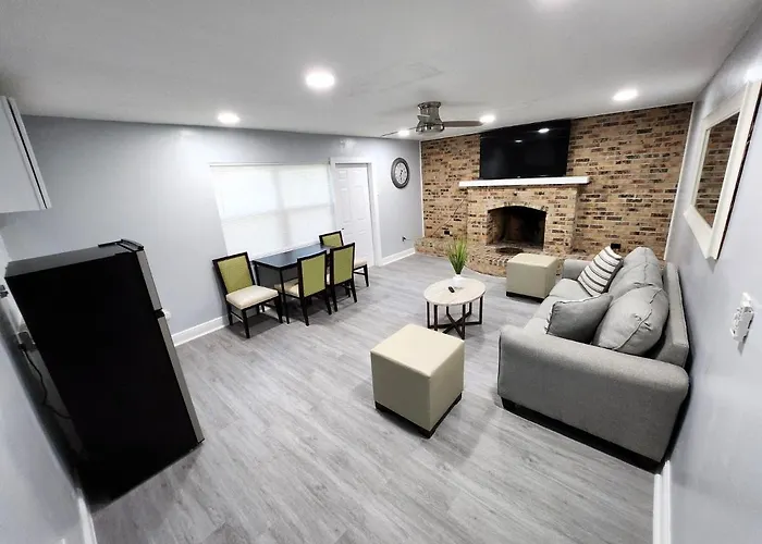 Cheerful Super Suite + 2 Queen + Sofa Bed Minutes From The Airport!