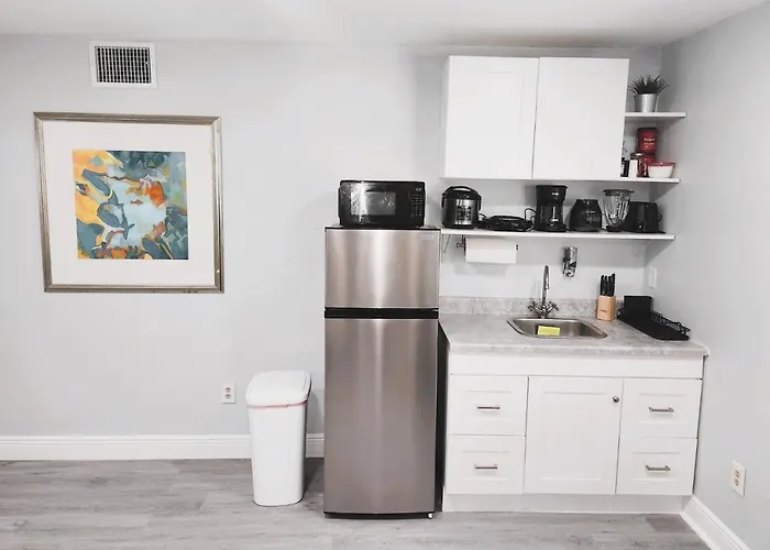 Cheerful Super Suite + 2 Queen + Sofa Bed Minutes From The Airport!